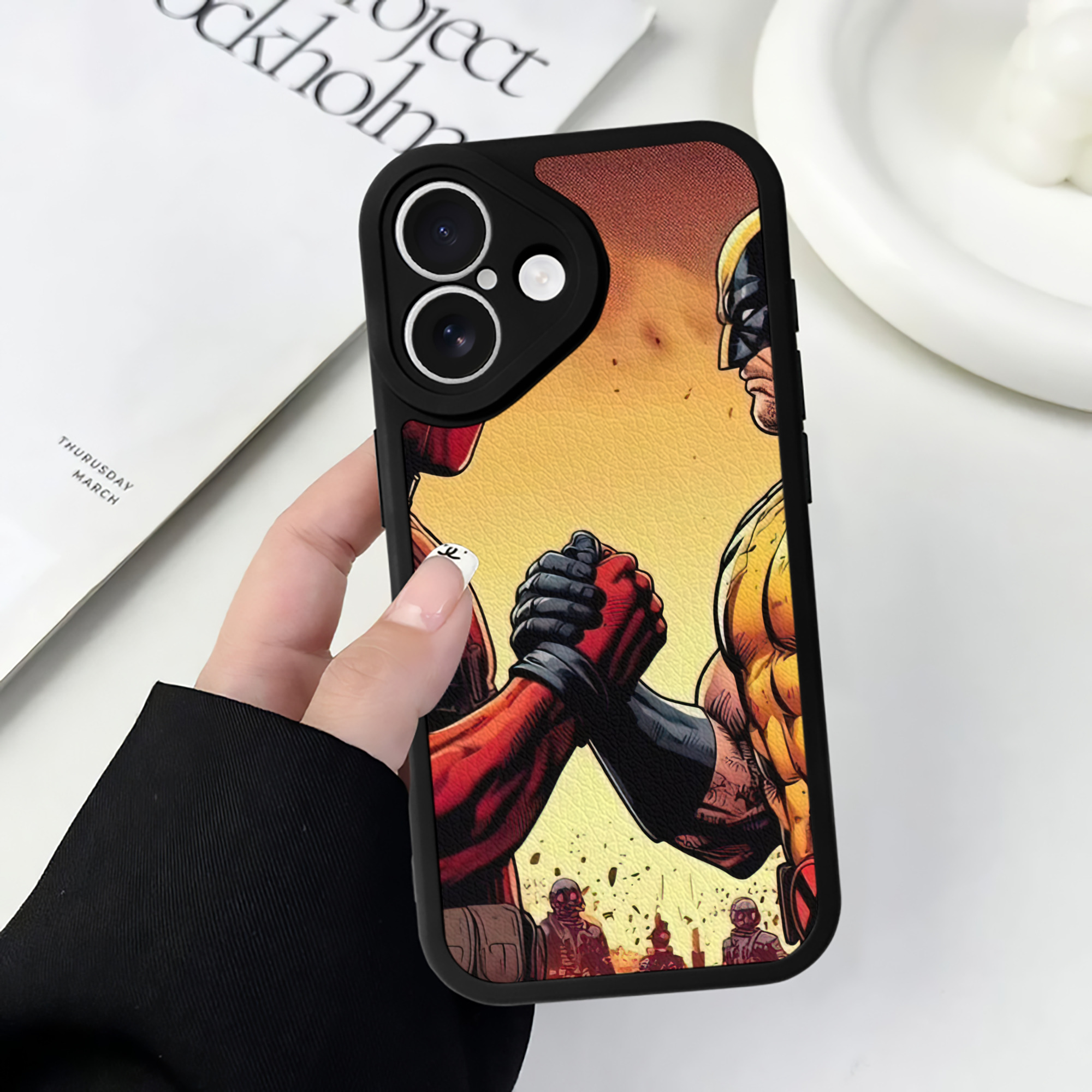 （画像用） Deadpool デッドプール 【iPhone 16シリーズ対応】シリコンスマホケース（レザー調） 材質：シリコン